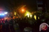 Puluhan personel Dalmas Satuan Samapta Polresta Samarinda bersiaga di depan kampus saat unjuk rasa menolak kenaikan harga bahan bakar minyak yang berakhir bentrok di pintu masuk Kampus Universitas Mulawarman Samarinda, Jalan M. Yamin, Sabtu dinihari. (Amirullah/ANTARA)