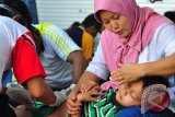 Banjarmasin, 28/6 - SUNATAN MASAL - Seorang ibu mencoba menenangkan anaknya yang sedang di sunat dalam khitanan masal yang di gelar Forum Jurnalis Membangun Banua (FJMB) di kawasan jalan Pangeran Hidayatullah Banjarmasin, Jumat (28/6). Puluhan anak usia sekolah mengikuti kegiatan khitanan masal tersebut. Foto Antara Kalsel/Herry Murdy Hermawan/B