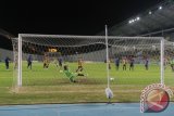 Kiper Persepam Alvonsius salah membaca arah tendangan eksekutor penalti Mitra Kukar Zulkifli Syukur hingga membuat kedudukan menjadi 1-0 dalam lanjutan Liga Super Indonesia di Stadion Aji Imbut Tenggarong Seberang, Sabtu (22/6) malam. Mitra Kukar sukses menundukkan tamunya Persepam, 2-1. (Hayru Abdi/ANTARA Kaltim)