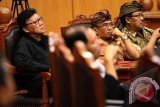 Sekjen DPP PDI Perjuangan Tjahjo Kumolo (kiri) menghadiri sidang perdana Sengketa Pemilukada Bali yang dimohonkan pasangan calon gubernur Anak Agung Ngurah Puspayoga-Dewa Nyoman Sukrawan di Mahkamah Konstitusi, Jakarta, Senin (10/6). Sidang perdana tersebut dalam agenda pemeriksaan perkara. ANTARA FOTO /M Agung Rajasa/nym/2013.