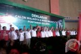 Sebanyak 16 Partai Politik mendeklarasikan calon Walikota dan wakil Walikota Sutarmidji-Edi Rusdi Kamtono untuk maju Pilkada Kota Pontianak pada 19 September 2013, di PCC Pontianak. Ke-16 Parpol itu, terdiri dari lima Parpol pengusung, yakni PPP, PDIP, PAN, PKS, Partai Karya Peduli Bangsa dengan total 18 kursi di DPRD Kota Pontianak, sementara 11 Parpol pengusung lainnya, yakni Gerindra Nahdlatul Ummah Indonesia, Partai Pelopor, RepublikaN, PMB, Partai Demokrasi Kebangsaan, Partai Merdeka, PPPI,PIS, PPI, dan Partai Kasih Demokrasi Indonesia, atau non kursi di DPRD Kota Pontianak.(Foto Antara/Andilala)