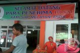 Sebanyak 450 rumah tangga sasaran (RTS) di Kota Pontianak, Provinsi Kalimantan Barat, menerima bantuan langsung sementara masyarakat (BLSM) tahap pertama di Kantor Pos (Persero) Cabang Pontianak.