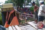 Sebuah truk bermuatan pupuk telah merobohkan jembatan Sungai Ayak I Belitang Hilir, kabupaten Sekadau pada Jumat siang. Truk bernomor polisi KB 9877 YK yang membawa pupuk sebanyak 151 zak milik PTÂ  Parna Agromas, anak perusahaan LG International, tampaknya terlalu berat untuk melalui jembatan kayu yang sudah berusia lama itu sehingga saat melalui jembatan tersebut membuat jembatan di Desa Sungai Ayak 1 roboh. (Foto Antara/Arkadius Gansi)