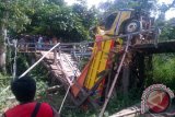 Sebuah truk bermuatan pupuk telah merobohkan jembatan Sungai Ayak I Belitang Hilir, kabupaten Sekadau pada Jumat siang. Truk bernomor polisi KB 9877 YK yang membawa pupuk sebanyak 151 zak milik PTÂ  Parna Agromas, anak perusahaan LG International, tampaknya terlalu berat untuk melalui jembatan kayu yang sudah berusia lama itu sehingga saat melalui jembatan tersebut membuat jembatan di Desa Sungai Ayak 1 roboh. (Foto Antara / Arkadius Gansi)