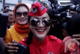 Artis Julia Perez atau Jupe keluar dari rumah tahanan wanita Pondok Bambu, Jakarta, Senin (17/6). Julia perez dinyatakan bebas setelah menjalani hukuman selama 3 bulan penjara atas kasus kekerasan dan penganiayaan terhadap artis Dewi Persik saat pembuatan film Arwah Goyang Karawang. ANTARAFOTO/Muhammad Adimaja/Koz/13.