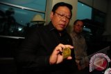 Menteri Koordinator Kesejahteraan Rakyat (Menko Kesra), Agung Laksono didampingi Menteri Perumahan Rakyat, Djan Faridz, memperlihatkan Kartu Perlindungan Sosial (KPS) kepada wartawan saat menggelar jumpa pers di Pontianak, Kalbar, Selasa (11/6). Dalam kesempatan tersebut, Agung Laksono menegaskan bahwa KPS yang sedang dalam proses dibagikan kepada 15,5 juta Rumah Tangga Sangat Miskin itu tidak bermuatan politis serta tidak perlu menunggu persetujuan DPR karena sudah sesuai prosedur. FOTO ANTARA/Jessica Helena Wuysang