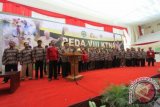 Gubernur Kaltim Awang Faroek Ishak memberikan semangat dengan yel-yel kepada para peserta Pekan Daerah (Peda) Kontak Tani Nelayan Andalan (KTNA) di gedung serbaguna GOR Sempaja Samarinda, saat menutup acara tersebut, Senin (10/6). (M Ghofar/ANTARA)

