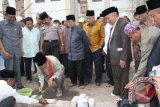 Banjarmasin, 22/6 - PERESMIAN MASJID - Ketua Umum Dewan Masjid Indonesia H. Muhammad Yusuf Kalla Meresmikan masjid Hasanuddin Majedi di bundaran Jalan Brigjen Hasan Basri, Jumat (21/6O) yang telah selesai direnovasi sejak tahun 2009 dilanjutkan peletakan batu pertama pembangunan gedung serbaguna yang berada di bagian belakang mesjid disaksikan gubernur kalsel dan walikota banjarmasin.(Foto Antara/humaspemko/herry murdy)