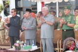 Dari kiri Plt Ketua DPRD Kaltim HM Syahrun, Ketua DPD Golkar HM Mukmin Faisyal, Gubernur Dr H Awang Faroek Ishak dan Kasdam VI Mulawarman Brigjen TNI Wiyarto saat menyambut kedatangan Piala Adipura Kencana yang diraih oleh Kota Balikpaan, Selasa (11/6). (Anggi/Humas Prov Kaltim)