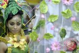 Model menampilkan kostum Ladys Festival di Taman Sri Deli, Medan, Sumut, Kamis (27/6). Ladys Festival digelar untuk memeriahkan Nusantara Photo Fest dengan menampilkan sejumlah kostum kebudayaan di Indonesia. ANTARA FOTO/Iggoy el Fitra/nym/2013.