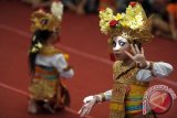 Dua seniman membawakan Tari Joged Legong Bisama dalam pagelaran kesenian di Pesta Kesenian Bali ke-35 di Denpasar, Bali, Jumat (21/6). Tari yang dibawakan oleh anak wanita yang belum dewasa tersebut merupakan tari Bali sakral yang saat ini sudah jarang dipagelarkan sehingga termasuk tarian langka. ANTARA FOTO/Nyoman Budhiana/nym/2013.