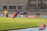 Mitra Kutai Kartanegara (Kukar) menumbangkan Persiba Balikpapan dengan skor 4-0, pada lanjutan penyisihan Liga Super Indonesia (LSI) usia dibawah 21 tahun atau U-21 putaran II wilayah Kalimantan, yang berlangsung di Stadion Madya Aji Imbut Tenggarong, Senin (10/6) malam. Tendangan striker "Naga Mekes" Roy Fadlan tak mampu dibendung kiper Persiba, menjadikan Mitra unggul 2 gol di babak pertama. (Hayru Abdi?ANTARA Kaltim) 