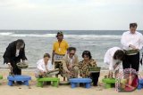 Menlu, Marty M Natalegawa (tengah) didampingi istri, Sranya Bamrungphong (ke-3 kanan), Wakil Menteri Luar Negeri Republik Kolumbia, Monica Lanzetta (ke-2 kiri), Menlu Brunei Darussalam, Mohammad Bolkiah (kiri) dan Menlu Meksiko, Jose Antonio Meade Kuribrena (kanan) menanam terumbu karang di Pantai Nusa Dua, Bali, Kamis (13/6). Kegiatan di sela pertemuan Ke-6 FEALAC tersebut sebagai bentuk kepedulian negara-negara Asia Timur - Amerika Latin dalam konservasi dan penanggulangan perubahan iklim. ANTARA FOTO/Nyoman Budhiana/nym/2013.