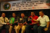 Bogor - Para juri memperlihatkan tiga karya foto terbaik dalam Lomba Foto Satwa Internasional 2011 yang diselenggarakan Taman Safari Indonesia Cisarua, Bogor, setelah menyeleksi lebih dari 10.000 foto yang dikirim peserta. (Teguih Handoko/ANTARA) 
