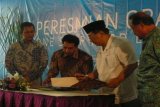 Bogor - Dirut PT Saraswanti Indo Genetech (SIG) Yahya Taufik menandatangani nota kerjasama dengan Pengurus Besar Nahdlatul Ulama dalam hal pemanfaatan laboratorium uji pangan tersebut di Gedung baru SIG Taman Yasmin Bogor, Senin (7/11). (Foto: Teguh Handoko/ANTARA) 

