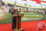 Gubernur Kaltim Awang Faroek Ishak memberikan semangat dengan yel-yel kepada para peserta Pekan Daerah (Peda) Kontak Tani Nelayan Andalan (KTNA) di gedung serbaguna GOR Sempaja Samarinda, saat menutup acara tersebut, Senin (10/6). (M Ghofar/ANTARA)
