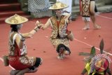 Dua seniman membawakan Tari Boruma dalam pagelaran seni budaya Kalimantan Barat di Pesta Kesenian Bali Ke-35, Denpasar, Senin (17/6). Tari Boruma tersebut mengisahkan kehidupan suku Dayak di Kalimantan Barat saat mengelola lahan di hutan untuk bercocok tanam. ANTARA FOTO/Nyoman Budhiana/ss/ama/13.