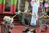 Sejumlah seniman membawakan Tari Enggang dan Supet dalam pagelaran seni budaya Kalimantan Barat di Pesta Kesenian Bali Ke-35, Denpasar, Senin (17/6). Tarian tersebut mengisahkan kehidupan suku Dayak di Kalimantan Barat jaman dahulu yang hidup dari berburu burung Enggang dengan menggunkakan sumpit. ANTARA FOTO/Nyoman Budhiana/ss/ama/13