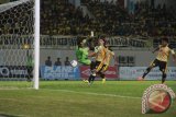 Sundulan pemain Mitra Kukar Sefti Hadi yang mampu digagalkan kiper Persepam Alvonsius dalam lanjutan Liga Super Indonesia di Stadion Aji Imbut Tenggarong Seberang, Sabtu (22/6) malam. Mitra Kukar sukses menundukkan tamunya Persepam, 2-1. (Hayru Abdi/ANTARA Kaltim)