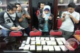 Sejumlah wartawan mengambil gambar barang bukti seberat 2,2 kg yang berhasil diamankan oleh jajaran Dit Reserse Narkoba Polda Kalbar dari tersangka Iskandar alias Ulap, saat pers release di Mapolda Kalbar, Jumat (21/6). ANTARA FOTO/Jessica Helena Wuysang