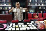 Direktur Reserse Narkoba Polda Kalbar, Kombes Pol Ahmad Alwi memperlihatkanÂ  barang bukti sabu seberat 2,2 kg yang berhasil diamankan oleh jajaran Dit Reserse Narkoba Polda Kalbar dari tersangka Iskandar alias Ulap, saat pers release di Mapolda Kalbar, Jumat (21/6). ANTARA FOTO/Jessica Helena Wuysang