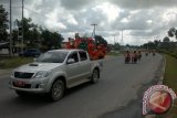 Piala Adipura diarak keliling wilayah Kabupaten Penajam Paser Utara (PPU) dikuti ratusan petugas kebersihan dan pertamanan serta puluhan kendaraan dinas baik dari kelurahan maupun Satuan Kerja Perangkat Daerah (SKPD), Rabu (12/6). (Bagus Purwa/ANTARA Kaltim)