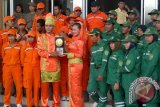 Para petugas kebersihan dan pertamanan Kabupaten Penajam Paser Utara (PPU) berfoto dengan Piala Adipura di halaman kantor Bupati PPU, Rabu (12/6), usai diarak keliling wilayah PPU. (Bagus Purwa/ANTARA Kaltim)