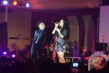 Duet vokalis Slank, Kaka dan penyanyi cantik, Raisa Andriana, membawakan lagu "Mawar Merah", saat konser di Aston Pontianak Hotel, beberapa waktu lalu. (Teguh Imam Wibowo)