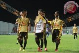 Mitra Kutai Kartanegara (Kukar) menumbangkan Persiba Balikpapan dengan skor 4-0, pada lanjutan penyisihan Liga Super Indonesia (LSI) usia dibawah 21 tahun atau U-21 putaran II wilayah Kalimantan, yang berlangsung di Stadion Madya Aji Imbut Tenggarong, Senin (10/6) malam. Gelandang Mitra Kukar Ananda Alifyansa (tengah) merayakan gol pembuka kemenangan Mitra Kukar atas Persiba. (Hayru Abdi?ANTARA Kaltim) 