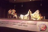 Kelompok teater dari SMAN 2 Samarinda tampil memukau penonton pada Festival Lomba Seni Siswa Nasional (FLS2N) cabang teater (drama) dari Provinsi Kaltim, di Gedung Teater Taman Budaya Sumatera Utara, Medan, Selasa, karena penampilannya yang totalitas. (M Ghofar/ANTARA)

    