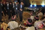 Menteri ESDM, Jero Wacik (kanan) bersama para pemimpin delegasi ASEAN meninjau seniman gamelan Bali di sela pembukaan Pertemuan ke-31 Pejabat Senior (SOM) bidang Energi ASEAN di Nusa Dua, Bali, Senin (24/6). Pertemuan dua hari itu diikuti sekitar 150 peserta dari negara anggota ASEAN, 8 negara mitra ASEAN dan sejumlah organisasi pemantau sebagai pertemuan awal bagi Konferensi Tingkat Menteri bidang Energi pada September 2013. FOTO ANTARA/Nyoman Budhiana/nym/2013.