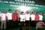 Sebanyak 16 Partai Politik mendeklarasikan calon Walikota dan wakil Walikota Sutarmidji-Edi Rusdi Kamtono untuk maju Pilkada Kota Pontianak pada 19 September 2013, di PCC Pontianak. Ke-16 Parpol itu, terdiri dari lima Parpol pengusung, yakni PPP, PDIP, PAN, PKS, Partai Karya Peduli Bangsa dengan total 18 kursi di DPRD Kota Pontianak, sementara 11 Parpol pengusung lainnya, yakni Gerindra Nahdlatul Ummah Indonesia, Partai Pelopor, RepublikaN, PMB, Partai Demokrasi Kebangsaan, Partai Merdeka, PPPI,PIS, PPI, dan Partai Kasih Demokrasi Indonesia, atau non kursi di DPRD Kota Pontianak.(Foto Antara/Andilala)