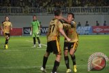 Usai mencetak gol Spaso langsung mendatangi dan memeluk Hamka Hamzah yang memberikan umpan kepadanya dalam lanjutan Liga Super Indonesia di Stadion Aji Imbut Tenggarong Seberang, Sabtu (22/6) malam. Mitra Kukar sukses menundukkan tamunya Persepam, 2-1. (Hayru Abdi/ANTARA Kaltim)