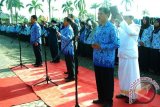 Sejumlah PNS Kabupaten Kutai Kartanegara mewakili rekan-rekannya yang berjumlah sekitar 4.000 orang saat diambil Sumpah dan janjinya sebagai PNS oleh Bupati Kukar Rita Widyasari di Halaman Kantor Bupati setempat, Rabu (12/6). (Hayru Abdi/ANTARA Kaltim)