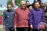 Ketua MPR, Taufiq Kiemas (tengah) berbincang dengan Wakil Presiden, Boediono (kanan) dan Gubernur NTT, Frans Lebu Raya (kiri) saat menghadiri persesmian Monumen Bung Karno dan Peringatan Hari Lahirnya Pancasila di Ende, NTT, Sabtu (1/6). Taufiq Kiemas, Sabtu pukul 19.00 waktu Singapura meninggal dunia akibat serangan jantung. ANTARA FOTO/Nyoman Budhiana/nym/2013.