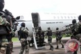 Prajurit TNI dan Angkatan Tentera Malaysia berusaha melumpuhkan teroris yang membajak pesawat, di Bandara Polonia Medan, pada latihan pendahuluan, Latihan Gabungan Bersama Malaysia-Indonesia (Latgabma Malindo) Darat Samudera Angkasa (Darsasa)-8AB/2013 di Medan, Sumut, Senin (10/6). Latihan tersebut sebagai upaya penanggulangan teror yang dapat mengganggu stabilitas keamanan wilayah Malaysia dan Indonesia. ANTARA FOTO/Irsan Mulyadi/ed/ama/13