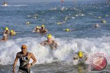 Sejumlah atlet berlari dari laut setelah menempuh renang dalam Bali International Triathlon 2013 di Pantai Jimbaran, Bali, Minggu (23/6). Kegiatan tahunan bidang olah raga untuk memajukan pariwisata itu diikuti sebanyak 1.374 peserta dari 32 negara. ANTARA FOTO/Nyoman Budhiana/nym/2013.