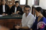 Warga Prancis terdakwa penyelundup hashis, Vincent Roger Petrone (tengah) mendengarkan penjelasan tentang tuntutan hukuman baginya di Pengadilan Negeri Denpasar, Bali, Senin (10/6).  Pelaku yang ditangkap di Bandara Ngurah Rai sekitar Januari 2013 itu dituntut hukuman 5 tahun penjara karena dinilai terbukti berupaya menyelundukan 70 gram hashis dalam kemasan 4 kapsul dengan cara disembunyikan dalam perutnya.  FOTO ANTARA/Nyoman Budhiana/nym/2013.