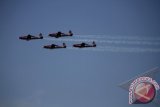 Sejumlah penerbang unjuk kebolehan dengan menggunakan pesawat latih pada Upacara Wing Day Sekbang A-83 dan Seknav A-11 tahun 2013 di Lapangan Jupiter, Lanud Adi Sucipto, Yogyakarta, Senin (24/6). Sebanyak 32 Penerbang kelas II lulusan Sekbang A-83 dan 9 Navigator lulusan Seknav A-11 dilantik untuk memperkuat Skadron jajaran TNI AU. ANTARA FOTO/Noveradika/nym/2013.