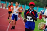 Sejumlah atlet veteran mengikuti lomba lari 5000 meter pada Kejuaraan Nasional Atletik Master di Stadion Sultan Syarief Abdurrahman Pontianak, Kalbar, Jumat (7/6). Kejuaraan Nasional Atletik Master yang diikuti atlet veteran nasional se-Indonesia dengan kelompok usia 35 tahun hingga 80 tahun tersebut, merupakan ruang silaturahmi para peserta dan menjadi sarana pembelajaran bagi atlet muda. FOTO ANTARA/Jessica Helena Wuysang