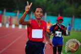 Sejumlah atlet veteran mengikuti lomba lari 5000 meter pada Kejuaraan Nasional Atletik Master di Stadion Sultan Syarief Abdurrahman Pontianak, Kalbar, Jumat (7/6). Kejuaraan Nasional Atletik Master yang diikuti atlet veteran nasional se-Indonesia dengan kelompok usia 35 tahun hingga 80 tahun tersebut, merupakan ruang silaturahmi para peserta dan menjadi sarana pembelajaran bagi atlet muda. FOTO ANTARA/Jessica Helena Wuysang