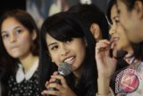 Bintang film Maudy Ayunda saat hadir konfrensi pers usai penayangan film Refraindi Jakarta, Jumat, (14/6). Film yang di angkat dari novel laris Winna Effendi tersebut menampilkan akting Afgan Syah Reza dan Maudy Ayunda dalam film drama percintaan yang akan rilis pada 20 Juni 2013. ANTARA FOTO/Teresia May/ed/pd/13.