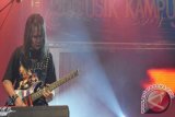 Azis MS, gitaris Jamrud, saat menjadi band penutup dalam ajang Musik Kampus 2013 di Pontianak, Minggu (23/6) malam. Musik Kampus merupakan gawe Fakultas Teknik Universitas Tanjungpura Pontianak, pertama kali digelar tahun 1982. Tahun ini bertepatan dengan HUT ke-50 Fakultas Teknik Untan. (Teguh Imam Wibowo)