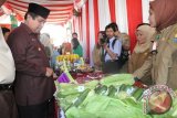 Gubernur Jambi Hasan Basri Agus berkeliling melihat beberapa kebutuhan pokok yang dijual di Pasar Murah Ramadhan yang digelar Bulog Jambi, Rabu (10/7)