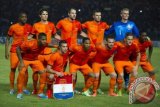 Pemain tim nasional Belanda Arjen Robben (kanan)bersama sejumlah rekannya tiba di Bandara Halim Perdanakusuma, Jakarta Timur, Rabu (5/6). Timnas Belanda akan melakukan pertandingan uji coba melawan Indonesia pada Jumat (7/6), di Stadion Utama Gelora Bung Karno. ANTARA FOTO/Rian Fitrianto