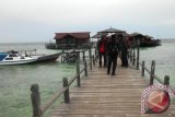Sejumlah wartawan lokal dan nasional tampak bercengkerama di salah satu dermaga resort di Pulau Derawan, Kabupaten Berau, Kalimantan Timur. Untuk promosi wisata, Pemerintah Kabupaten Berau mengagendakan Festival Derawan 2013 dengan menggelar sejumlah acara. (M Ghofar/ANTARA)