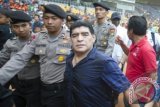 Legenda sepak bola dunia asal Argentina, Diego Armando Maradona, berjalan meninggalkan Stadion Gelora Bung Karno, Senayan, Jakarta, Sabtu (29/6). Pesepakbola terbaik abad 20, Diego Maradona, yang datang ke Indonesia atas prakarsa Badan Sepakbola Rakyat Indonesia (BASRI) itu dijadwalkan akan menghadiri sejumlah kegiatan di Jakarta, Medan, Surabaya dan Makassar. ANTARA FOTO/Ismar Patrizki/nym/2013.