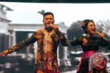 Penyanyi Heidy Yunus bernyanyi duet dengan Rossa pada Konser Enjoy Jakarta di Kuala Lumpur, Malaysia, Jumat (14/6). Konser yang mempromosikan kota Jakarta tersebut selain menampilkan penyanyi Rossa dan Band Ungu juga tarian daerah oleh kelompok tari Denny Malik, dan dihadiri oleh Gubernur DKI Jakarta Joko Widodo. ANTARA FOTO/Audy Alwi/mes
