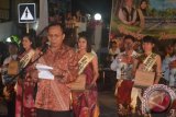 Pembukaan "Festival Nunukan Gemilang 2013" di Alun-Alun Kabupaten Nunukan diikuti 20 kontingen dengan jumlah peserta sebanyak 540 orang dari seluruh kecamatan di Kabupaten Nunukan, serta Kabupaten Bulungan, Kota Samarinda, Kota Tarakan, Kabupaten Tanah Tidung, Malaysia dan Brunai Darussalam, Jumat (21/6) malam. (M Rusman/ANTARA)