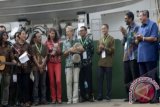 Presiden Susilo Bambang Yudhoyono (kanan) didampingi Direktur Eksekutif Greenpeace Internasional Kumi Naido (kedua kanan) menyaksikan grup musik Greenpeace saat meninjau kapal Rainbow Warrior di pelabuhan Tanjung Priok, Jakarta, Jumat (7/6). Presiden mendukung sepenuhnya greenpeace untuk menjaga lingkungan dan keanekaragaman hayati Indonesia. ANTARA FOTO /Prasetyo Utomo